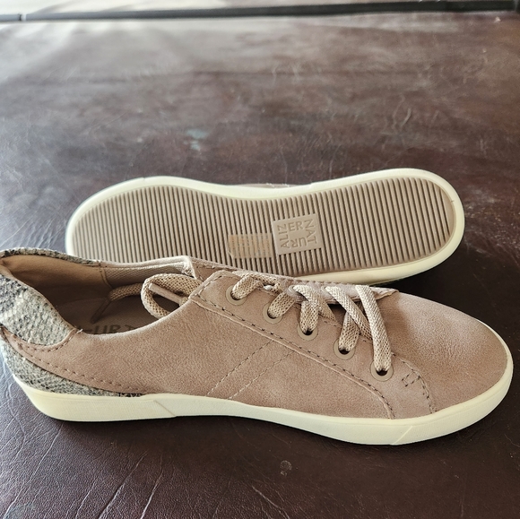 Naturalizer Women's Morrison Sneaker - Picture 6 of 8